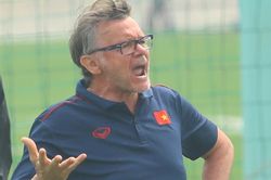 Sao trẻ lò HAGL khen HLV Troussier hết lời, quân bầu Hiển bật mí khó khăn lớn ở U23 Việt Nam