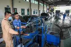 Cảnh sát giao thông 'chi viện' nhân lực cho các trung tâm đăng kiểm