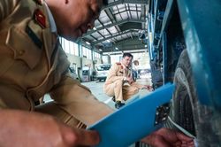 'Giải cứu' ách tắc đăng kiểm: Thêm hơn 100 CSGT hỗ trợ Hà Nội và TP.HCM