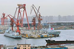 Trung Quốc hạ thủy cùng lúc hai tàu khu trục Type - 052DL tại nhà máy Đại Liên