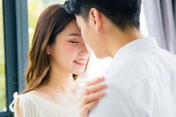 Thấy tấm ảnh cưới treo trong phòng khách, tôi càng biết ơn vợ mình