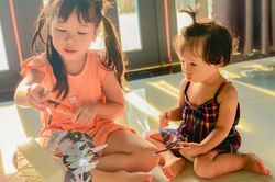 Chẳng phải mua đồ chơi đắt tiền, mẹ chỉ cần để tâm giáo dục sớm cho con