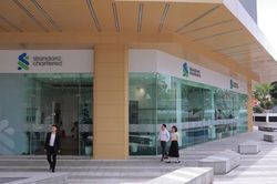 Standard Chartered: NHNN phải hỗ trợ VND để tránh nhập khẩu lạm phát