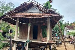 Chuyện Công an xã vận động người dân xóa bỏ hủ tục 'nghi kỵ cầm đồ thuốc độc'