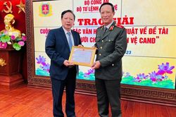 Nhà báo Tào Khánh Hưng giành giải Khuyến khích với tác phẩm 'Lặng thầm bước chân'