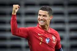 HLV mới của tuyển Bồ Đào Nha thuyết phục Ronaldo tiếp tục