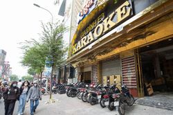 9 quán karaoke, bar bị đình chỉ ở TP.HCM lén mở cửa 'chui'