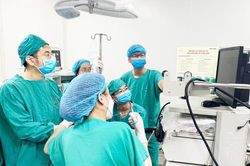Trẻ 7 tuổi nguy kịch do nuốt đầu bút bi