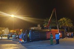Va chạm giữa xe tải và xe khách, 13 người bị thương