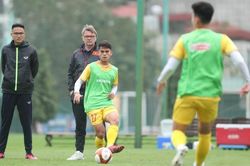 HLV Philippe Troussier gặp những khó khăn đầu tiên: Trở ngại không đến từ… đối thủ!