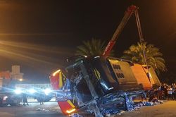 Xe tải va chạm xe khách, 13 người bị thương nhập viện trong đêm