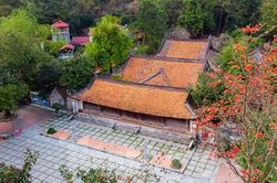 Mê mẩn ngắm hoa gạo nở đỏ rực bên ngôi chùa nghìn năm tuổi tại Hà Nội