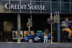 Credit Suisse khủng hoảng, cổ phiếu chạm đáy