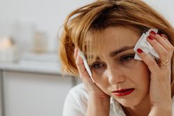 Anh chồng ba đời vợ mắng em dâu hỗn láo, khuyên em trai ly hôn
