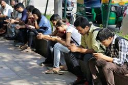 Một ngôi làng không ai thèm nói chuyện với nhau, phải đặt giờ giới nghiêm, tăng thuế đất để mọi người 'cai điện thoại'