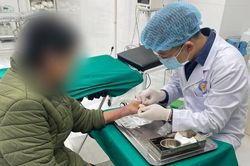Tự cắt lìa bàn tay, người phụ nữ may mắn được cấp cứu và nối liền kịp thời