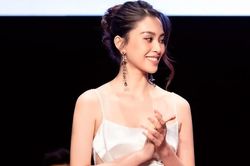 Sai lầm trụ chân khi đi giày cao gót của Quỳnh Anh Shyn và Tiểu Vy