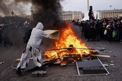 Tổng thống Macron dùng quyền đặc biệt để vượt qua Quốc hội Pháp, các nghị sĩ la ó