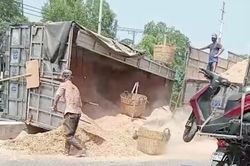 Xe tải chở mùn cưa lật ngang trên quốc lộ