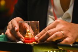Giá vàng hôm nay 17/3: Bất ổn ngân hàng, vàng hưởng lợi