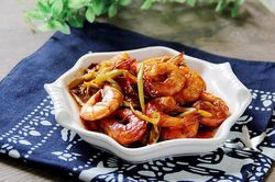 Thực đơn cơm chiều: Móng giò hầm đậu trắng, tôm xào hành gừng, canh bắp cải nấu sườn
