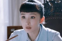 Sao nữ bị 'phong ấn' nhan sắc vì mái ngố: Triệu Lệ Dĩnh quê mùa, Địch Lệ Nhiệt Ba kém sang một bậc