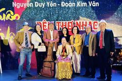 Vợ chồng nhà thơ Nguyễn Duy Yên và Đoàn Kim Vân nhận thêm kỷ lục với tác phẩm 'Xuân Vô Tận'