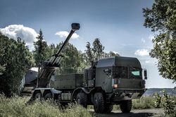 Anh tìm mua vũ khí mới sau khi chuyển hết pháo tự hành AS90 cho Ukraine