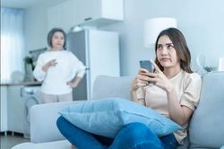 Con gái 37 tuổi đi chơi với bạn trai vẫn bị bố mẹ hộ tống, netizen phản ứng ra sao?