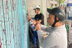 Bắt khẩn cấp 2 nghi phạm tạt sơn đòi nợ ở TP.HCM