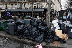 10.000 tấn rác ngập đường phố Paris