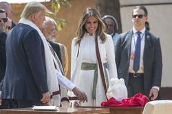 Mỹ: Thành viên đảng Dân chủ tố gia đình cựu Tổng thống Trump 'quên' kê khai 300.000 USD quà biếu của nước ngoài
