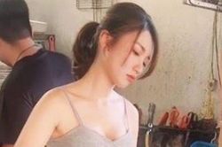 Cô gái xinh đẹp bán cơm rang bỗng nổi như cồn, khách đổ đến ăn khiến chủ phát hoảng