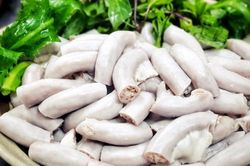 Lòng lợn luộc dùng nước lã là sai: Bỏ thứ này vào lòng trắng tinh, giòn sần sật lại không hôi