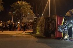 Xe tải 'cướp đường' tông xe khách khi qua vòng xuyến, 13 người bị thương