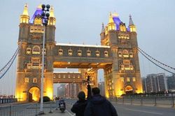 Những công trình 'nhái' kỳ quái ở Trung Quốc: Tháp Eiffel, Cầu tháp London hay Tượng nhân sư khổng lồ... đều có