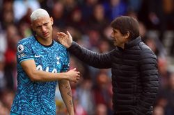 HLV Conte: 'Tôi chỉ thấy 11 cầu thủ ích kỷ chạy trên sân'