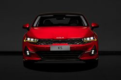 Toyota Camry áp đảo phân khúc, doanh số Honda Accord chạm đáy