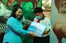 Tặng học bổng cho con công nhân, đoàn viên nghiệp đoàn