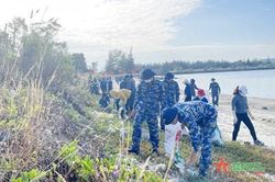 Tuổi trẻ Vùng 4 Hải quân chung tay làm sạch biển