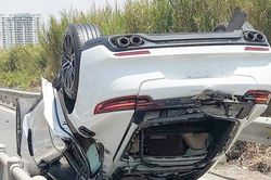 Xe Porsche lật ngửa sau va chạm với 2 xe máy
