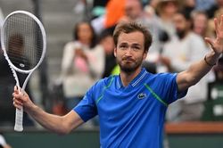 Medvedev nghẹt thở vào chung kết Indian Wells