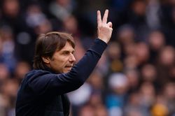 Cầu thủ Tottenham quay lưng với HLV Conte