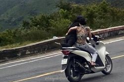 Đôi nam nữ đi SH 'làm xiếc' ở đèo Hải Vân