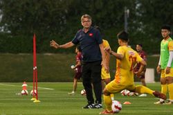 HLV Troussier siết chặt kỷ luật ở đội U23, Văn Trường nói thầy cá tính