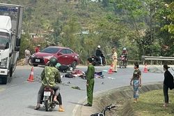 Va chạm với ô tô, 2 người đi xe máy tử nạn