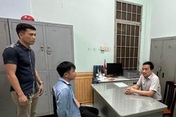 Khởi tố đối tượng mang xăng khống chế bé 4 tuổi để đòi nợ