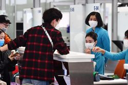 Hành khách ngoại thoát y ngay khi máy bay hạ cánh xuống Nội Bài