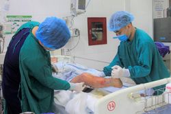 Người đàn ông suy thận cấp sau lần lội nước bẩn