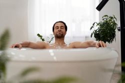 Tắm nước nóng gây vô sinh, 'giết' tinh trùng: Sự thật thế nào?